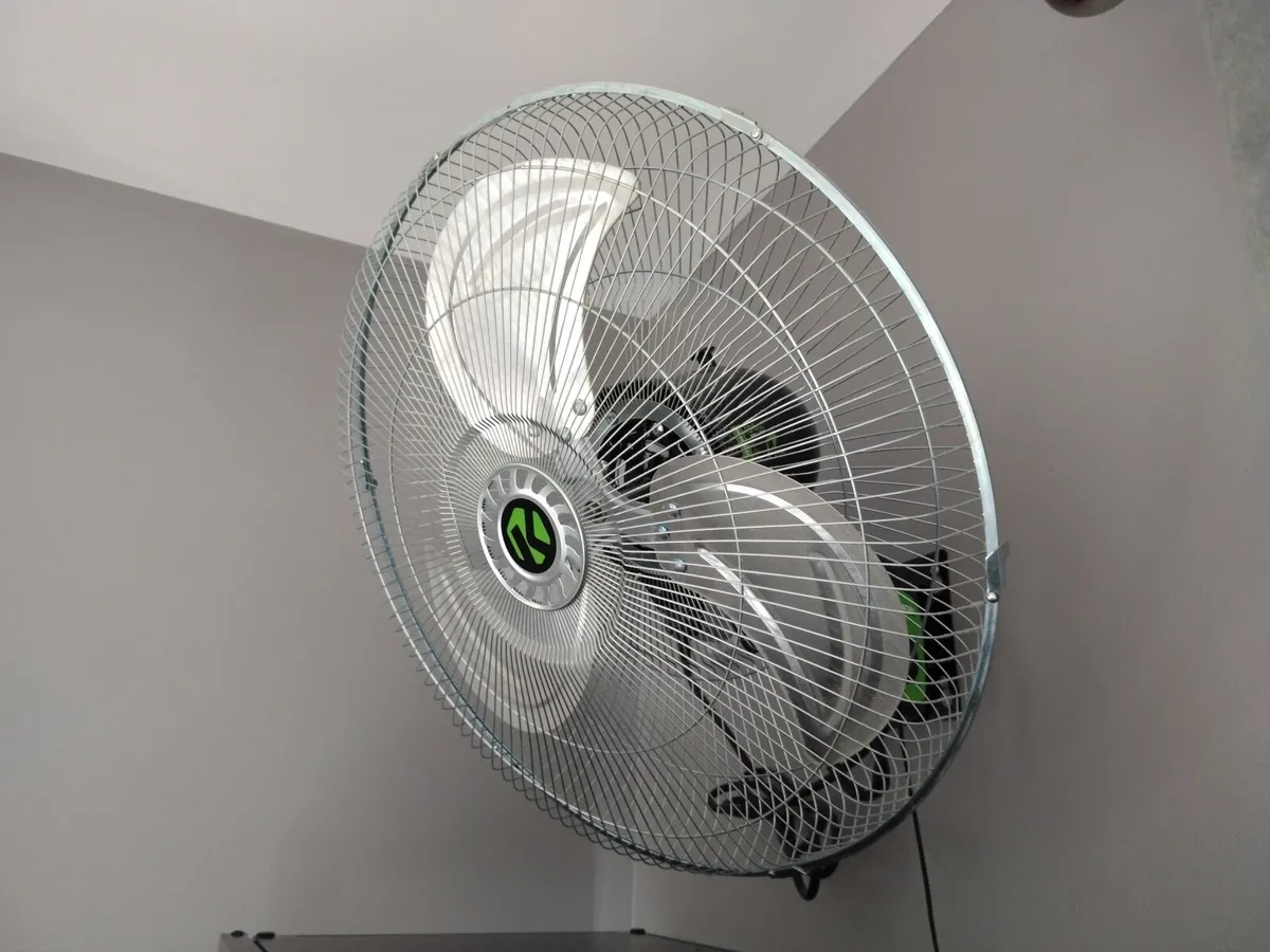 Large 18" Metal Wall Mounted Fan €50 - Image 2
