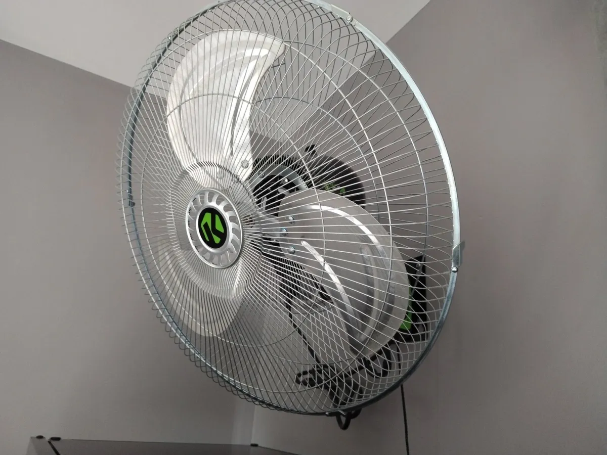 Large 18" Metal Wall Mounted Fan €50 - Image 3