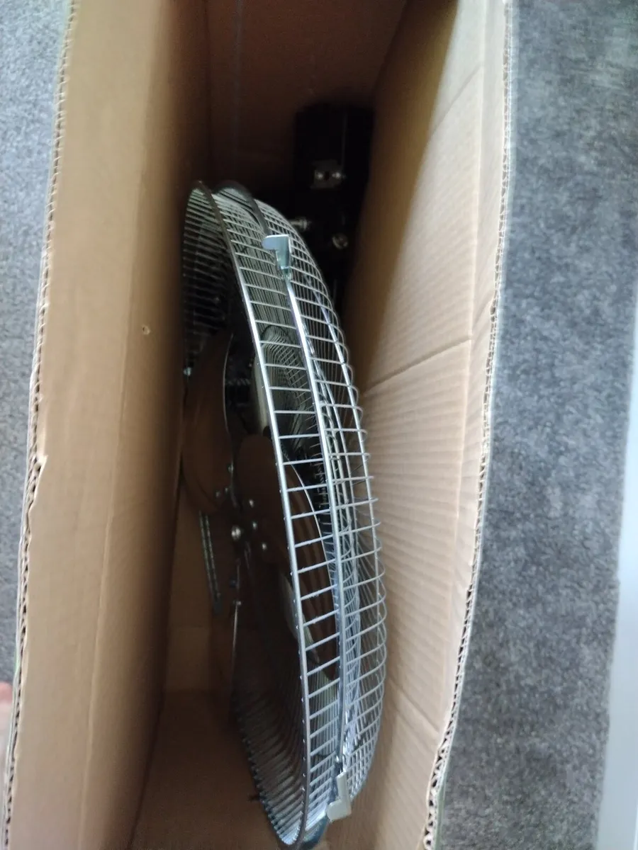 Large 18" Metal Wall Mounted Fan €50 - Image 4