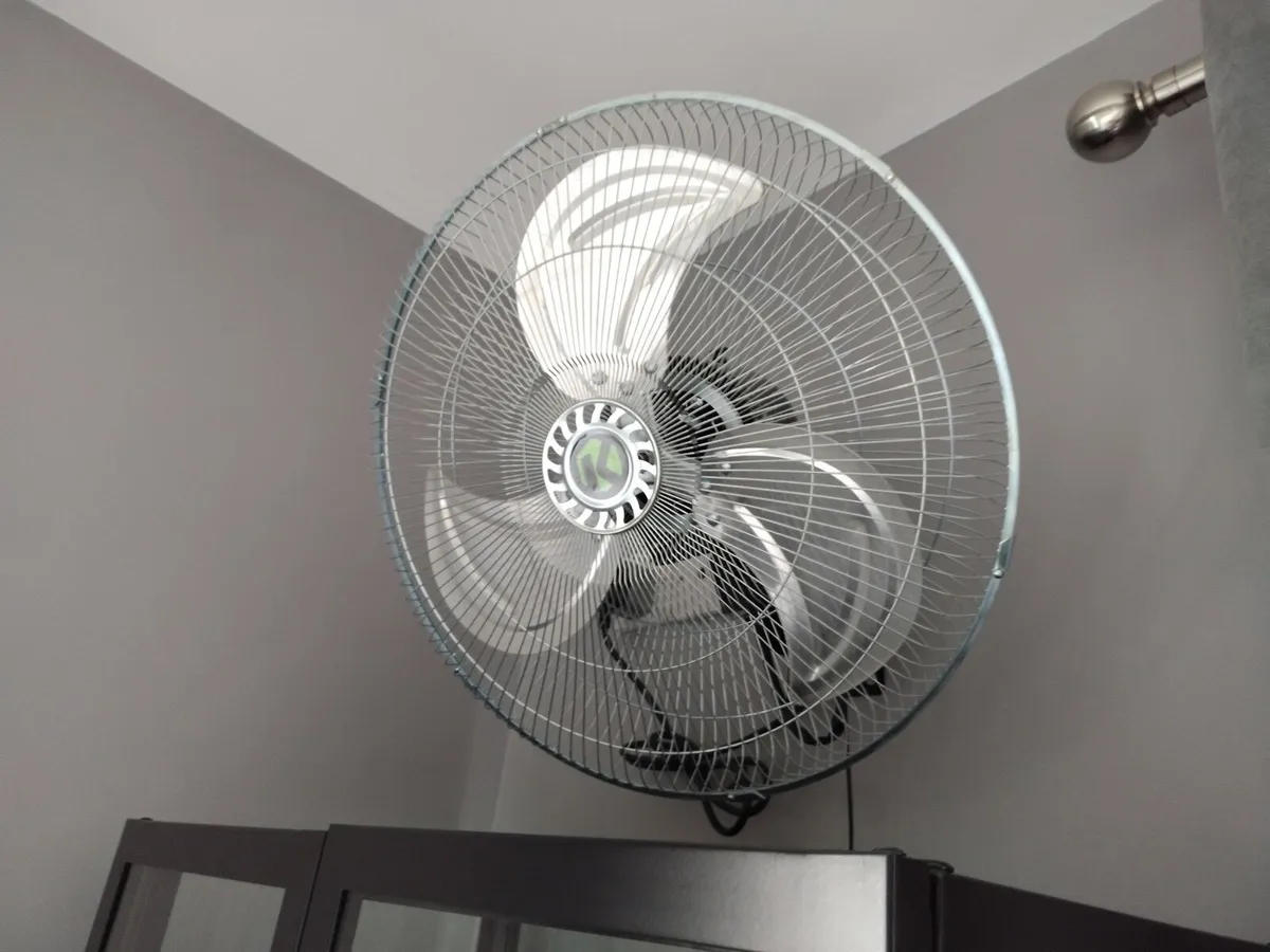 Large 18" Metal Wall Mounted Fan €50 - Image 1