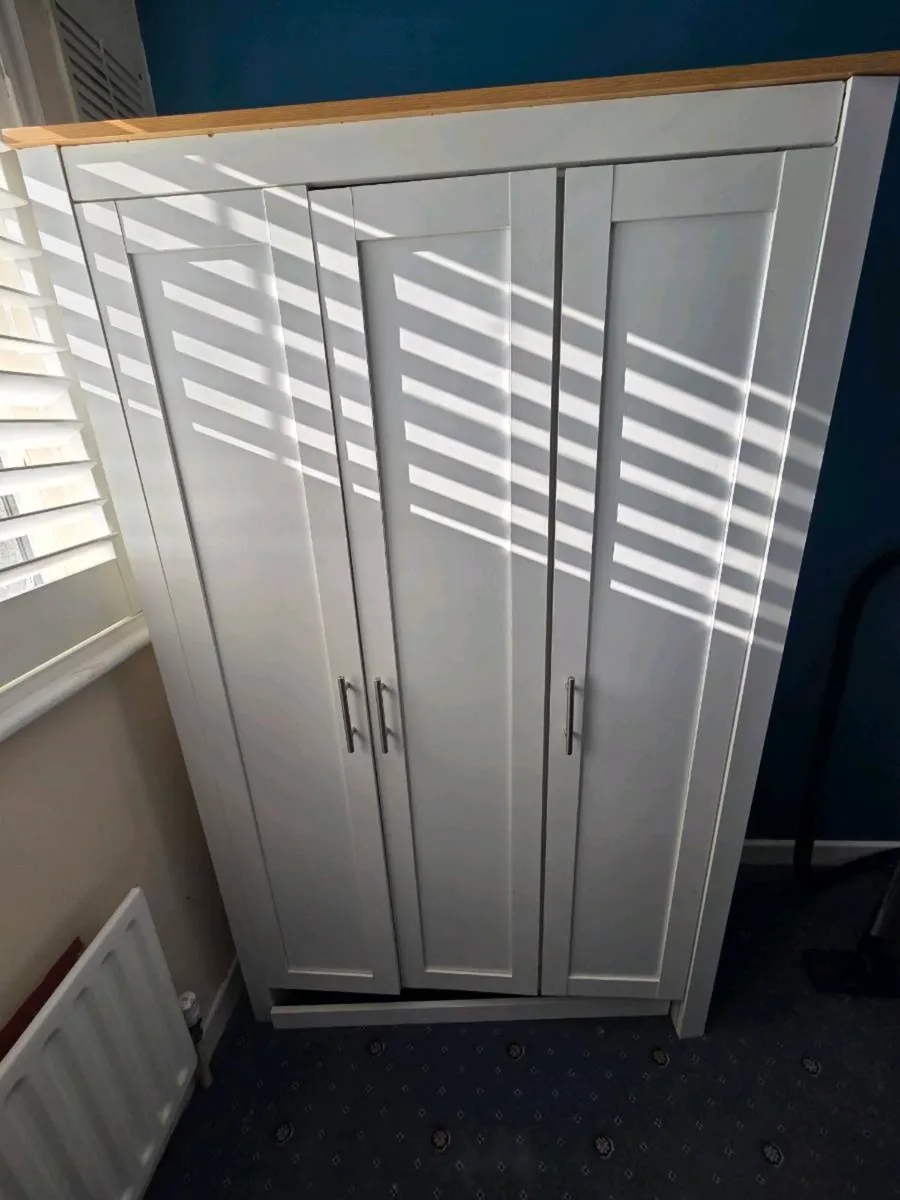 3 door wardrobe free - Image 1