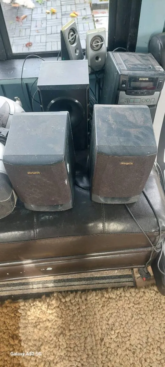 Variety of CD players and Radios - Image 4