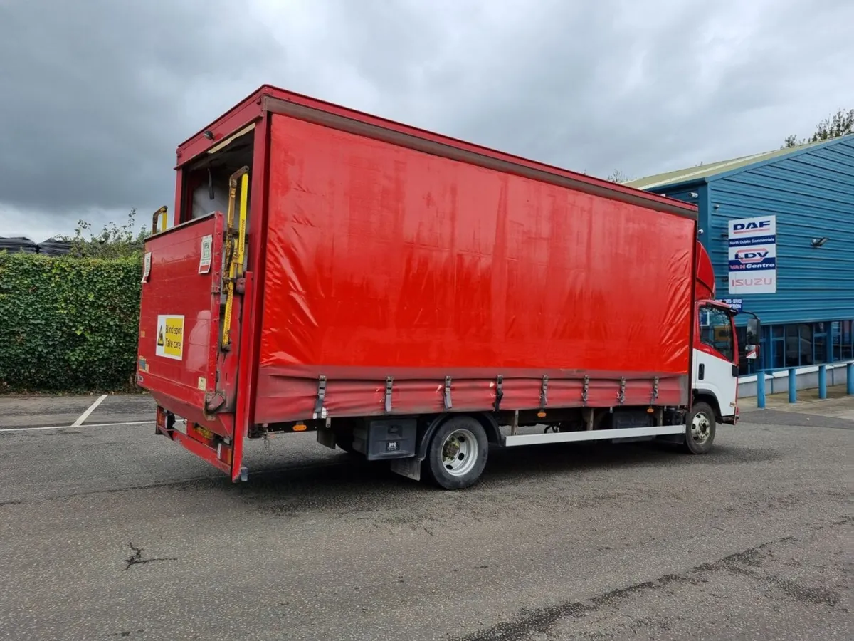 2018 ISUZU NPR 7.5TON CURTAINSIDE / T-LIFT - Image 2