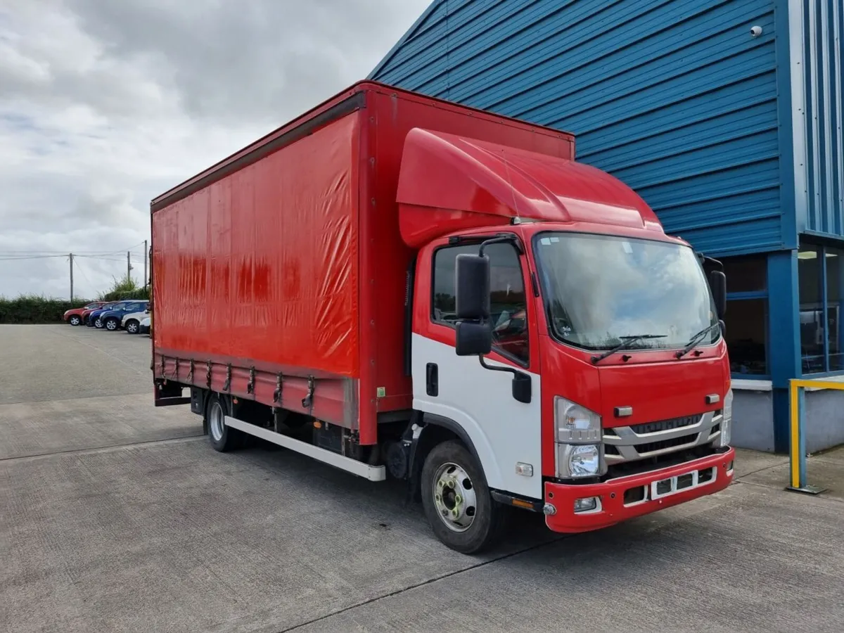 2018 ISUZU NPR 7.5TON CURTAINSIDE / T-LIFT - Image 1
