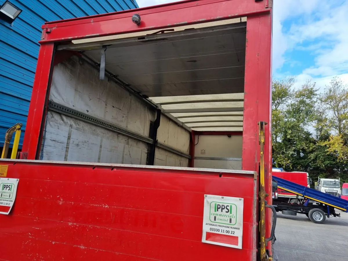 2018 ISUZU NPR 7.5TON CURTAINSIDE / T-LIFT - Image 4