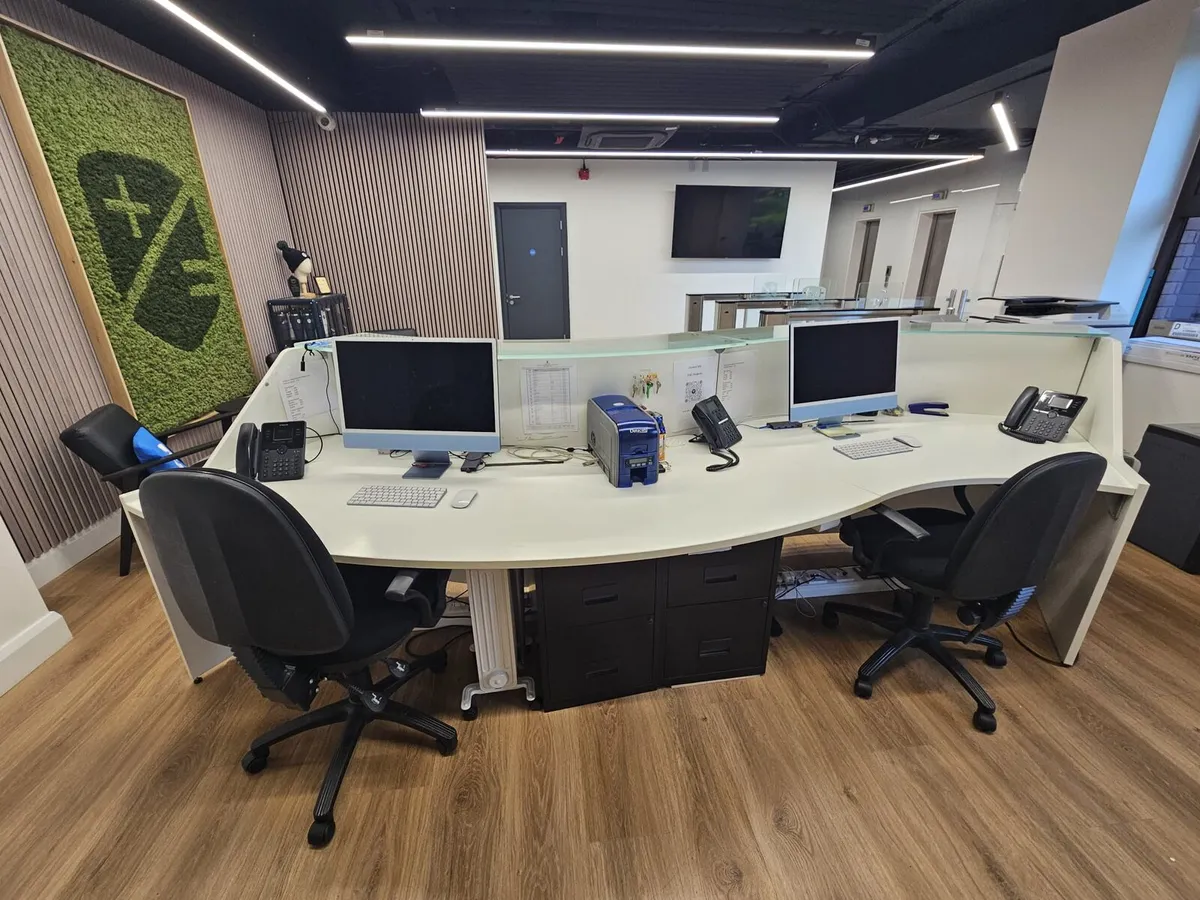 Large reception desk - Image 2