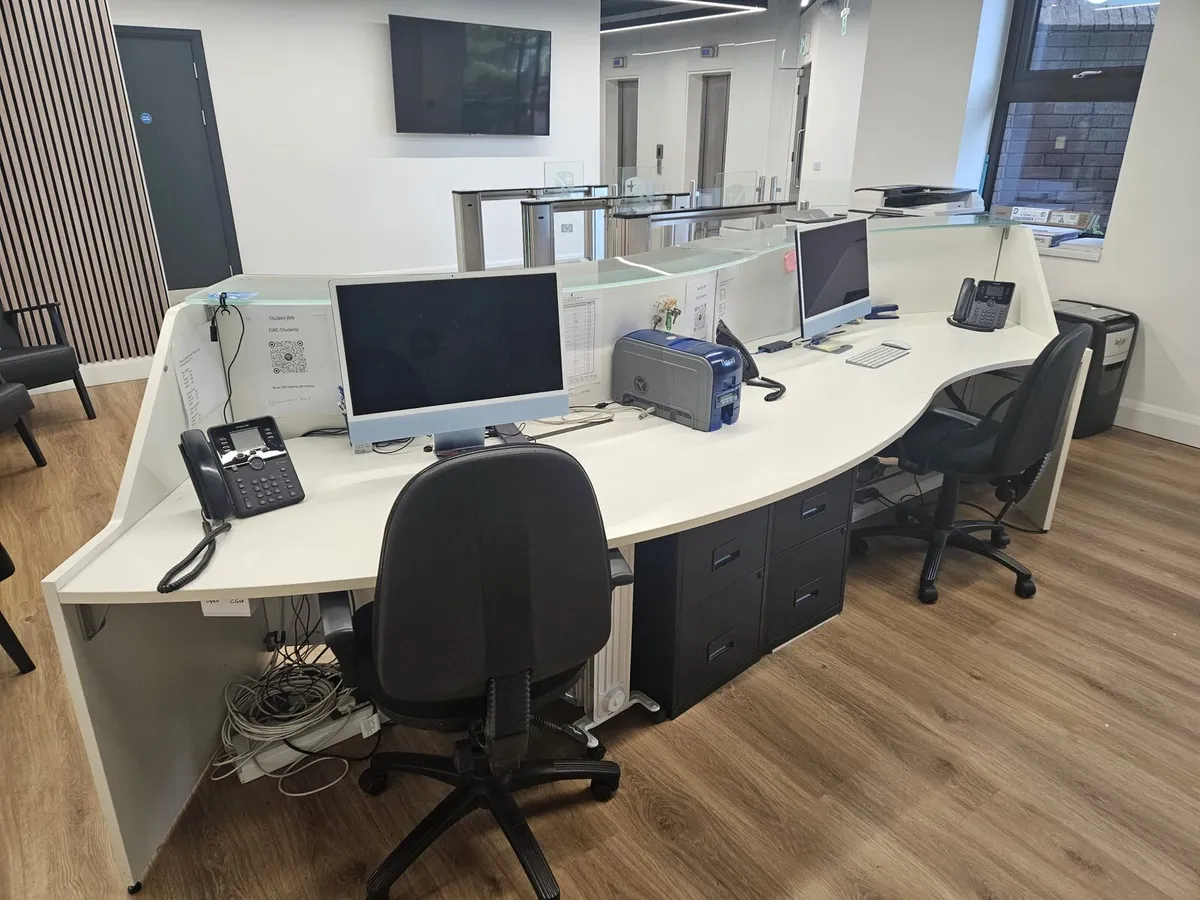 Large reception desk - Image 3