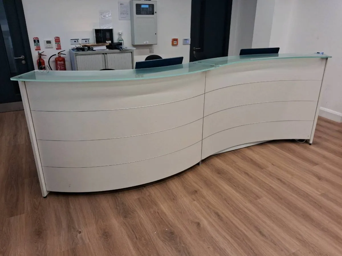 Large reception desk - Image 4