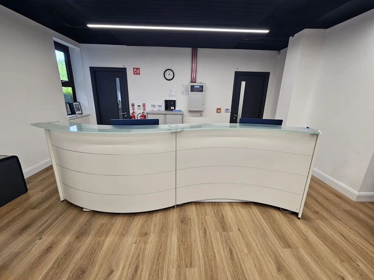 Large reception desk - Image 1