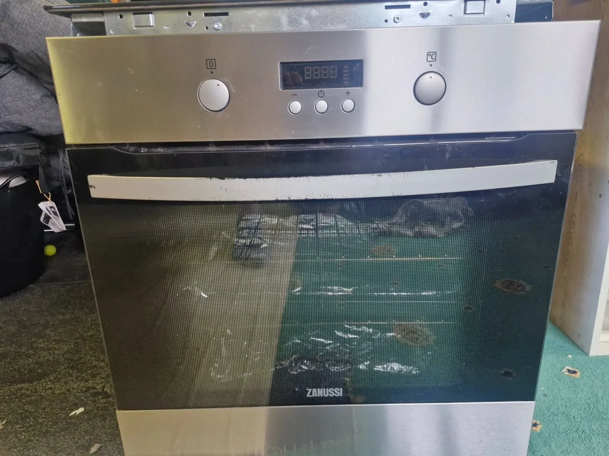 Induction hob and oven - Image 3