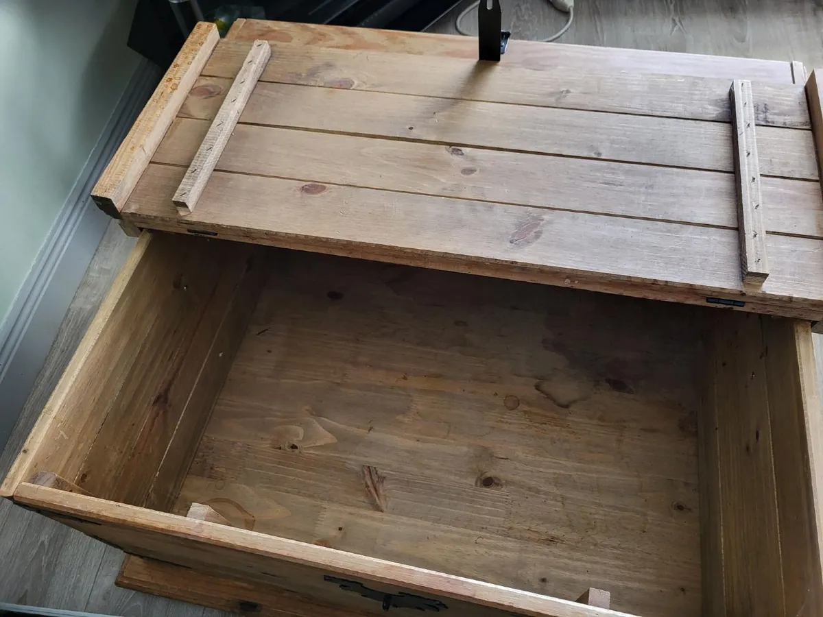 Coffee table / storage - Image 2