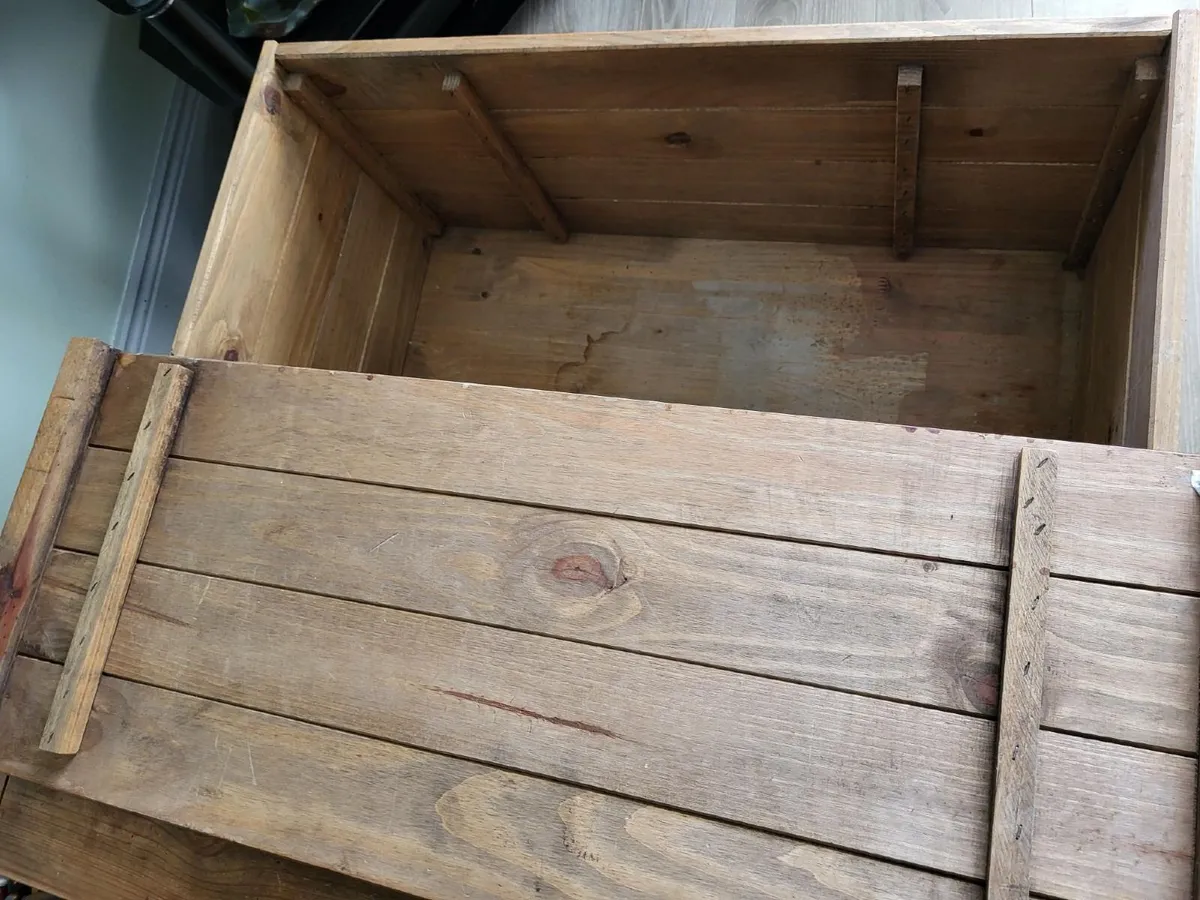 Coffee table / storage - Image 3