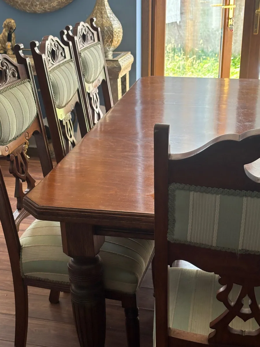 Table and chairs - Image 1