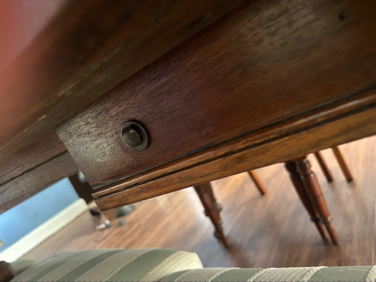 Table and chairs - Image 2