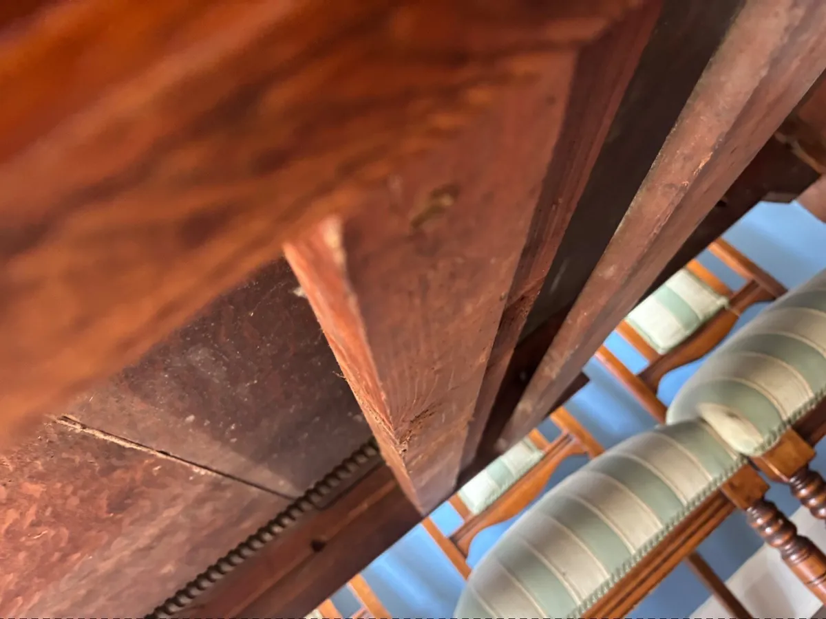 Table and chairs - Image 3