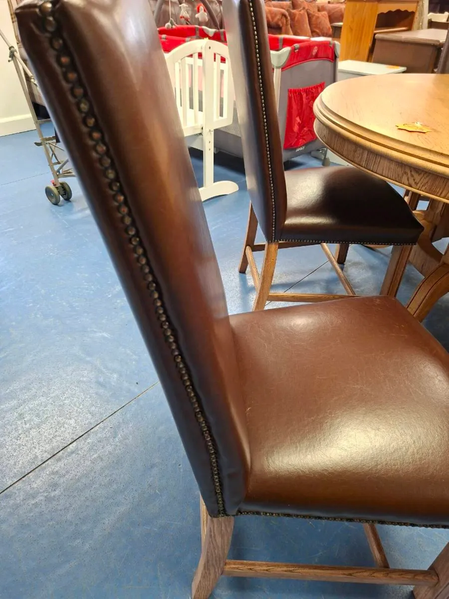 SOLID OAK DINING TABLE AND FOUR CHAIRS - Image 4