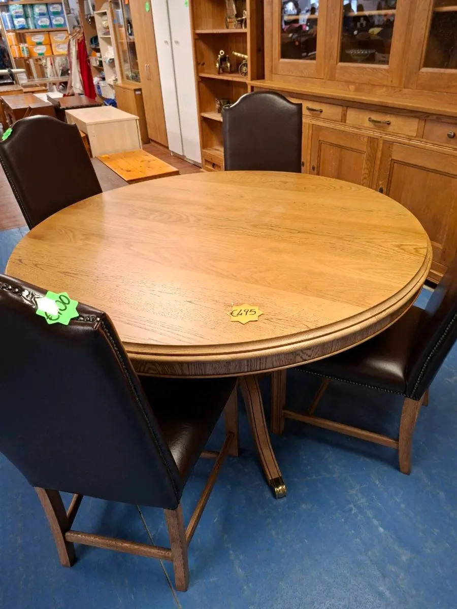 SOLID OAK DINING TABLE AND FOUR CHAIRS - Image 1