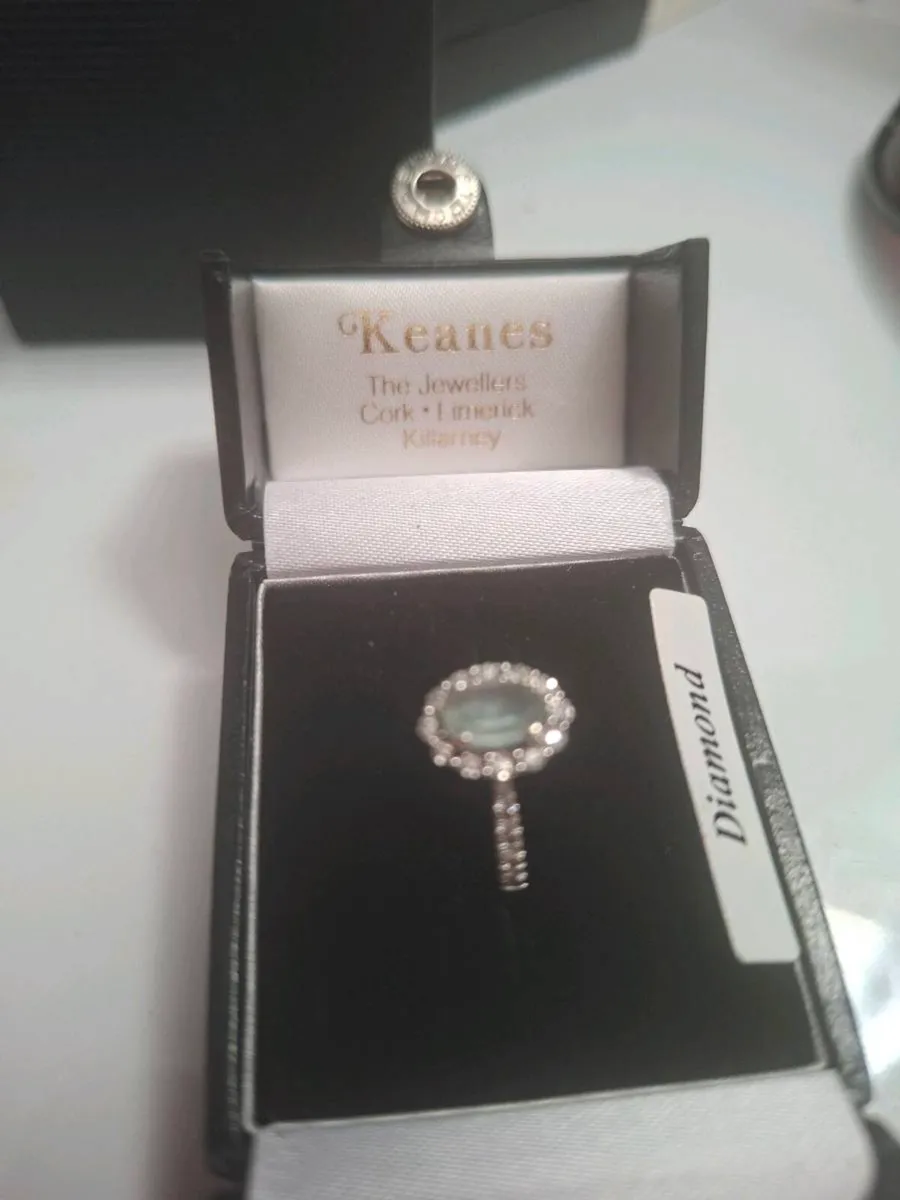 9ct White Gold Ring - Image 1