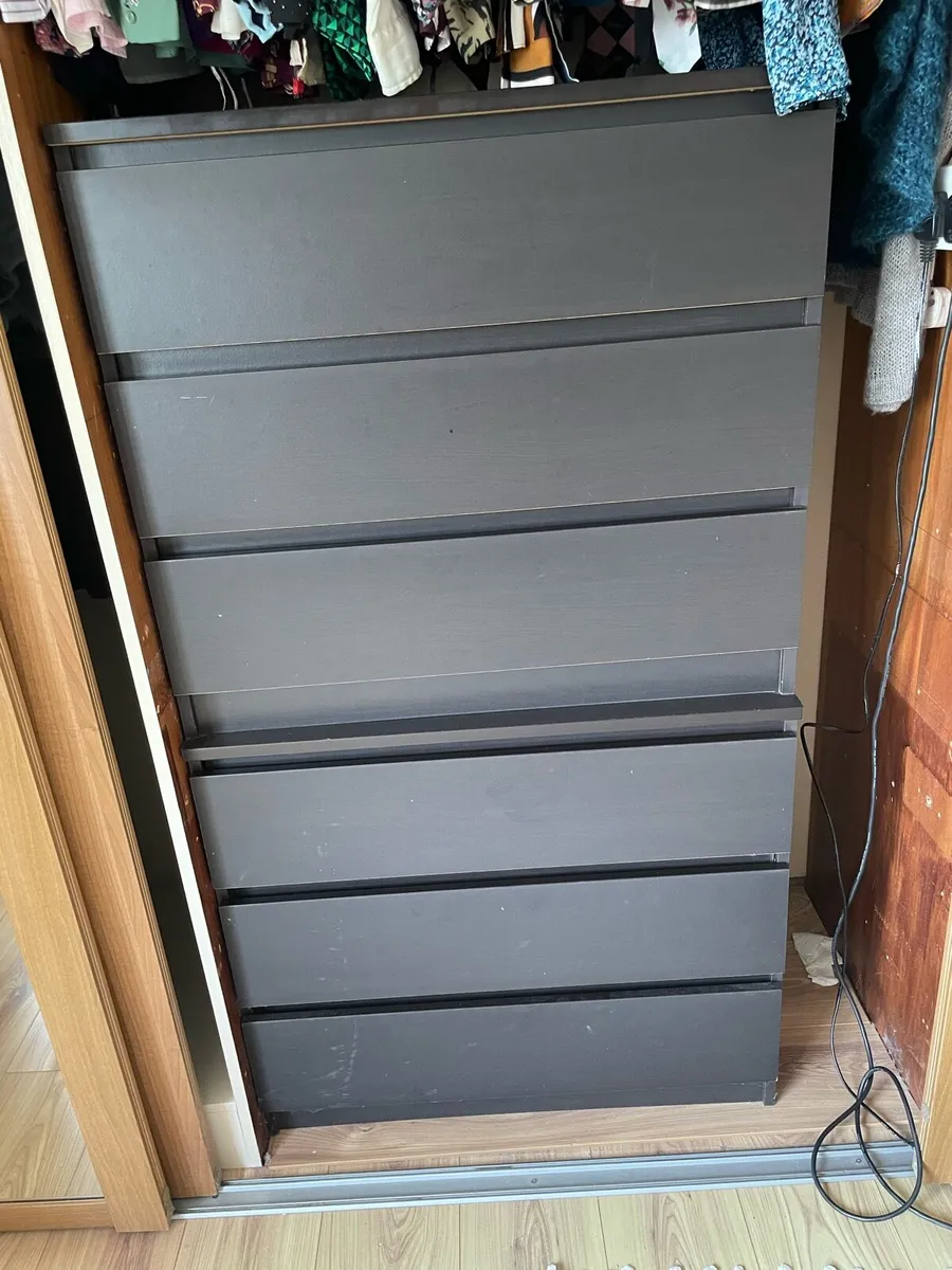 Chest of drawers