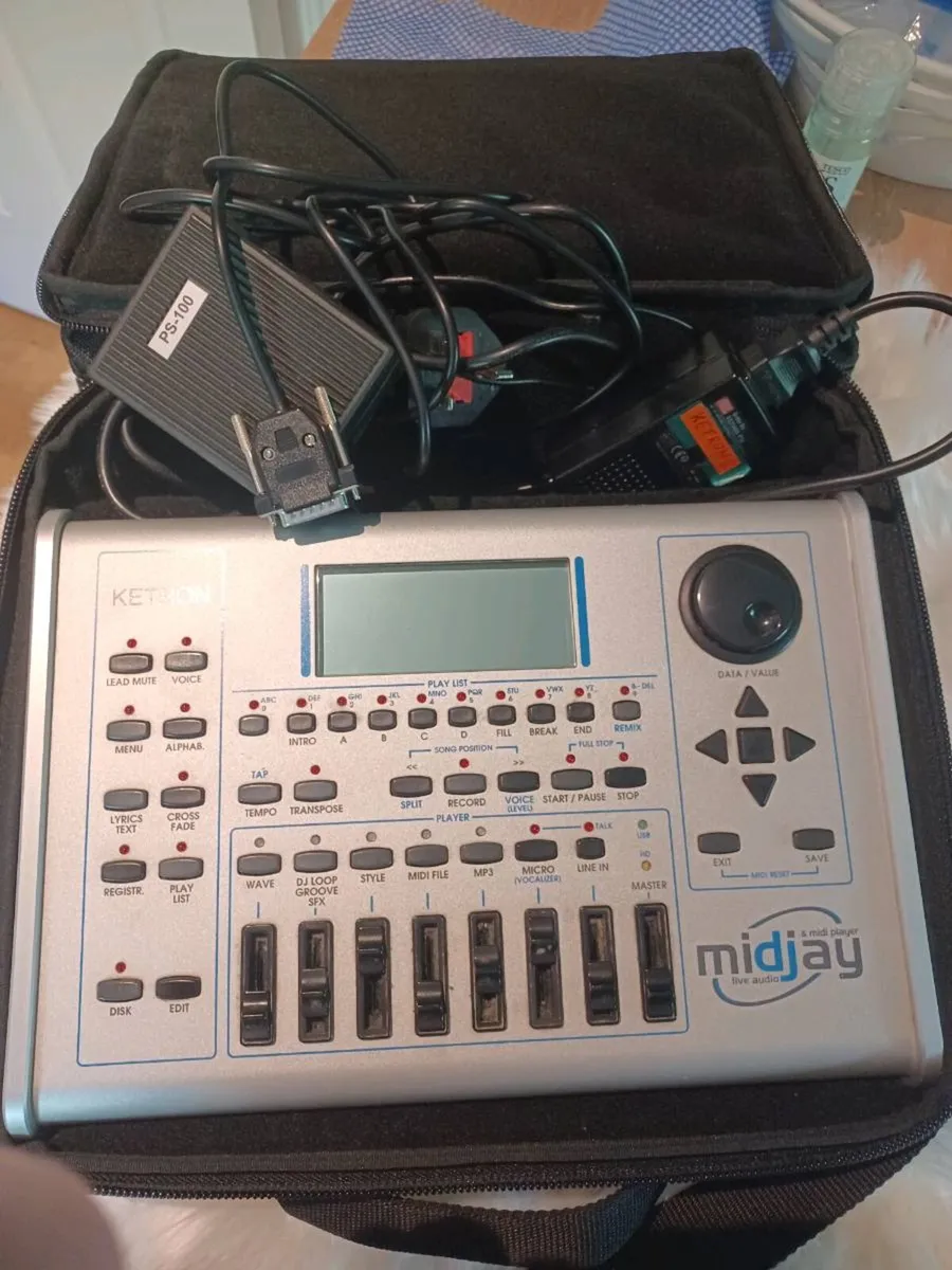 Ketron Midjay + tracks + accessories - Image 1