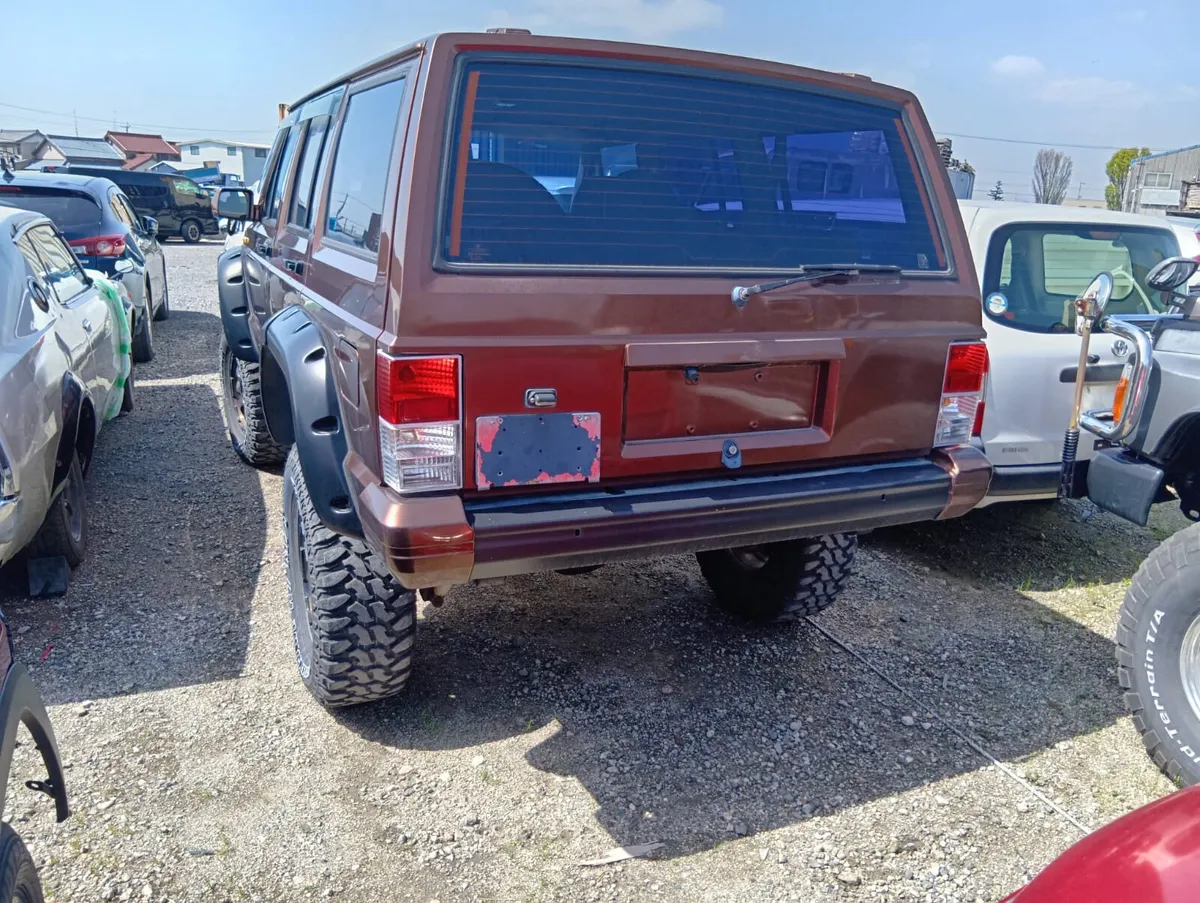 Jeep Cherokee XJ 4.0L Petrol Automatic - Image 2