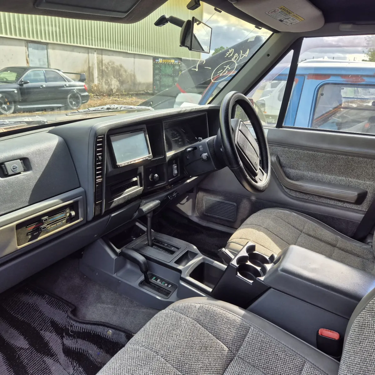 Jeep Cherokee XJ 4.0L Petrol Automatic - Image 4