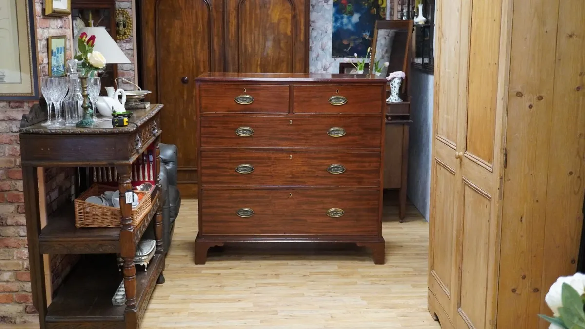 Large Victorian Mahogany Chest of Drawers - Image 1