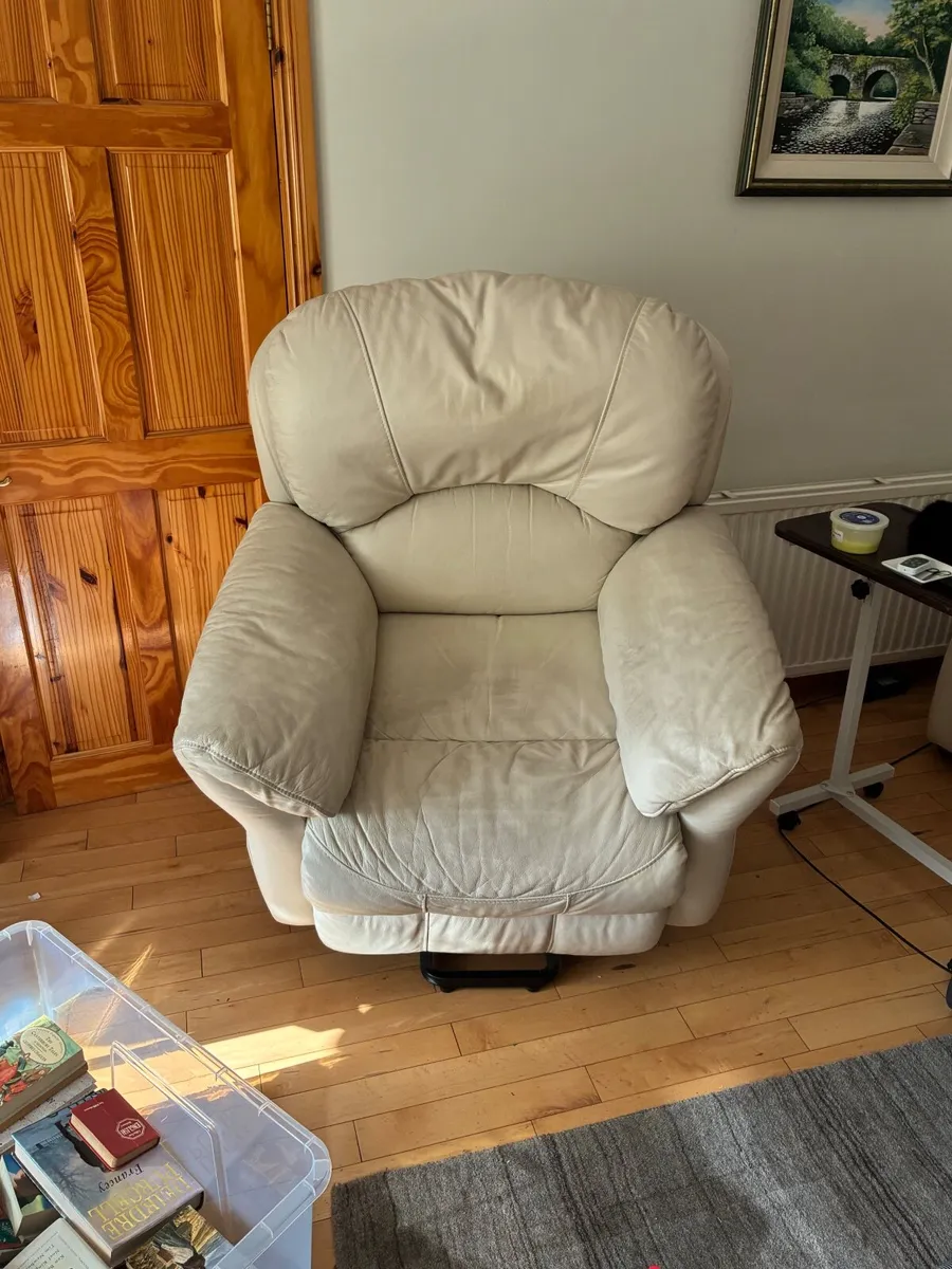Cream electric rise and recline chair - Image 1