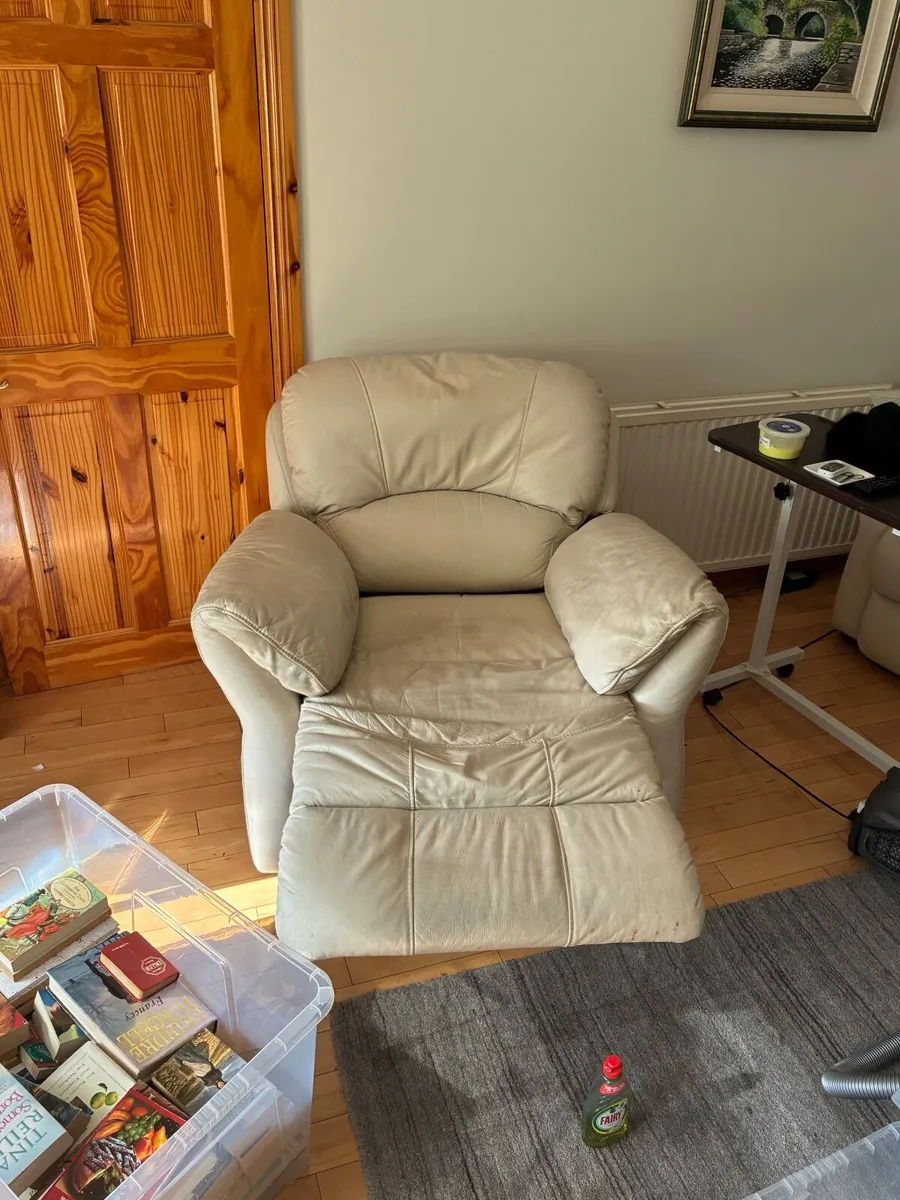 Cream electric rise and recline chair - Image 2