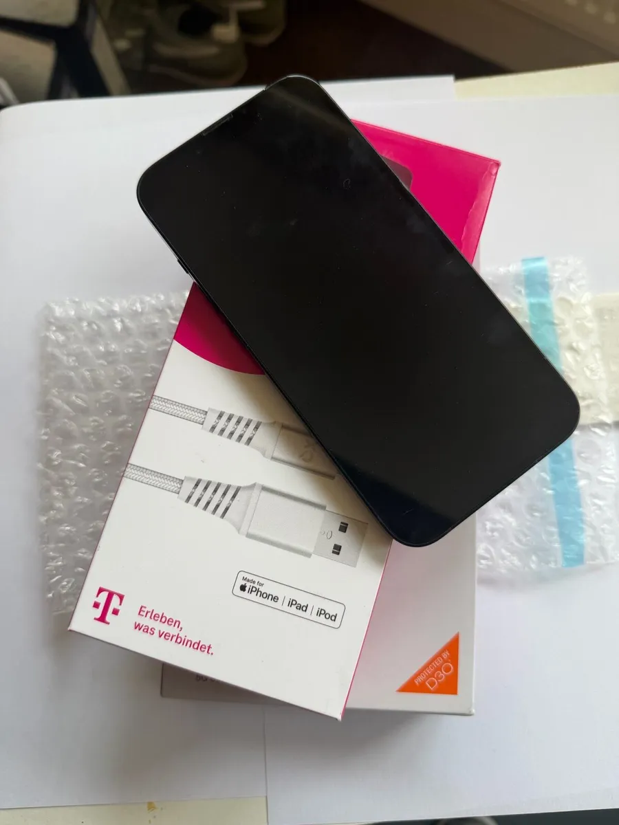 iPhone 13 - Image 2