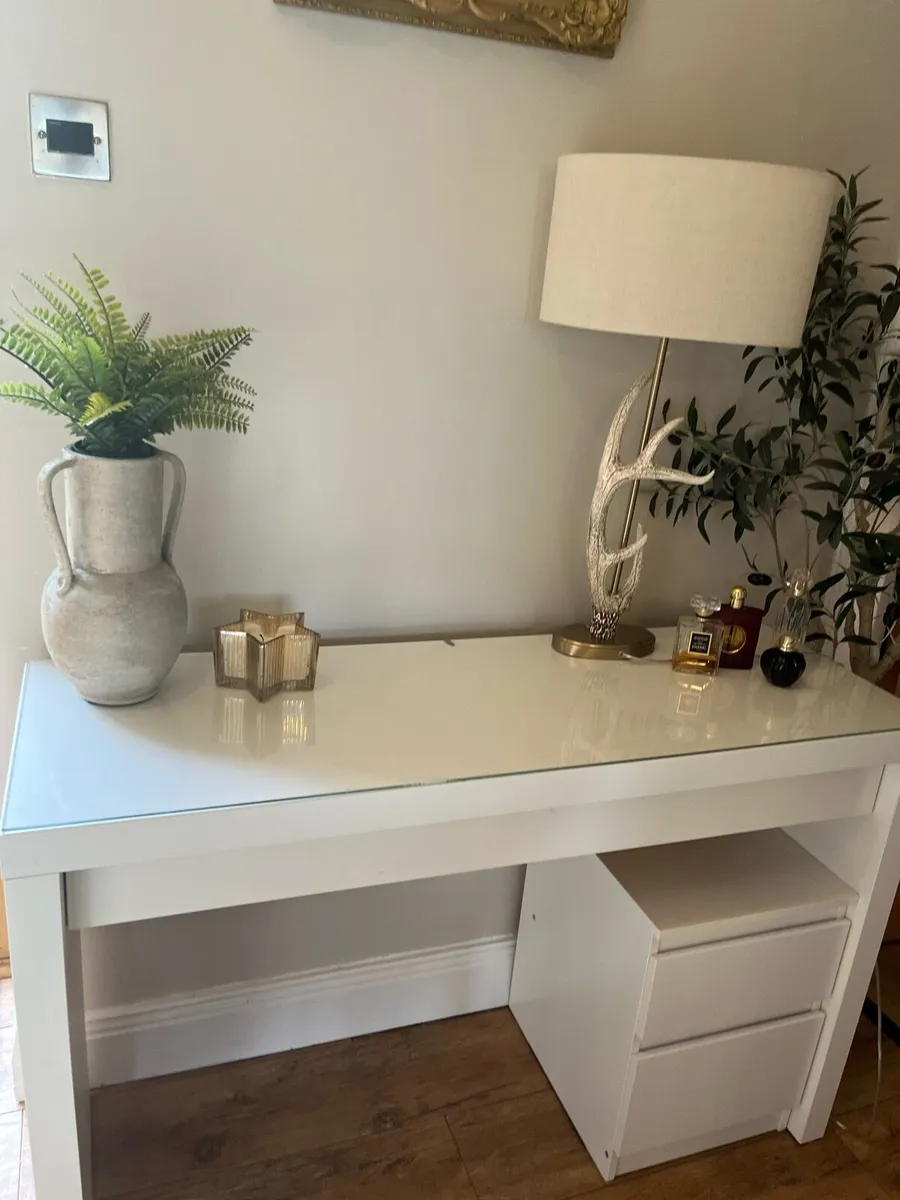 Dressing table with set of matching drawers - Image 2