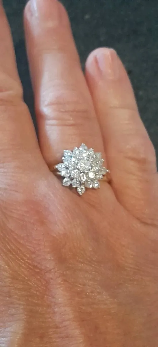 Bargain 18k gold diamond cluster ring stamped 1ct - Image 2
