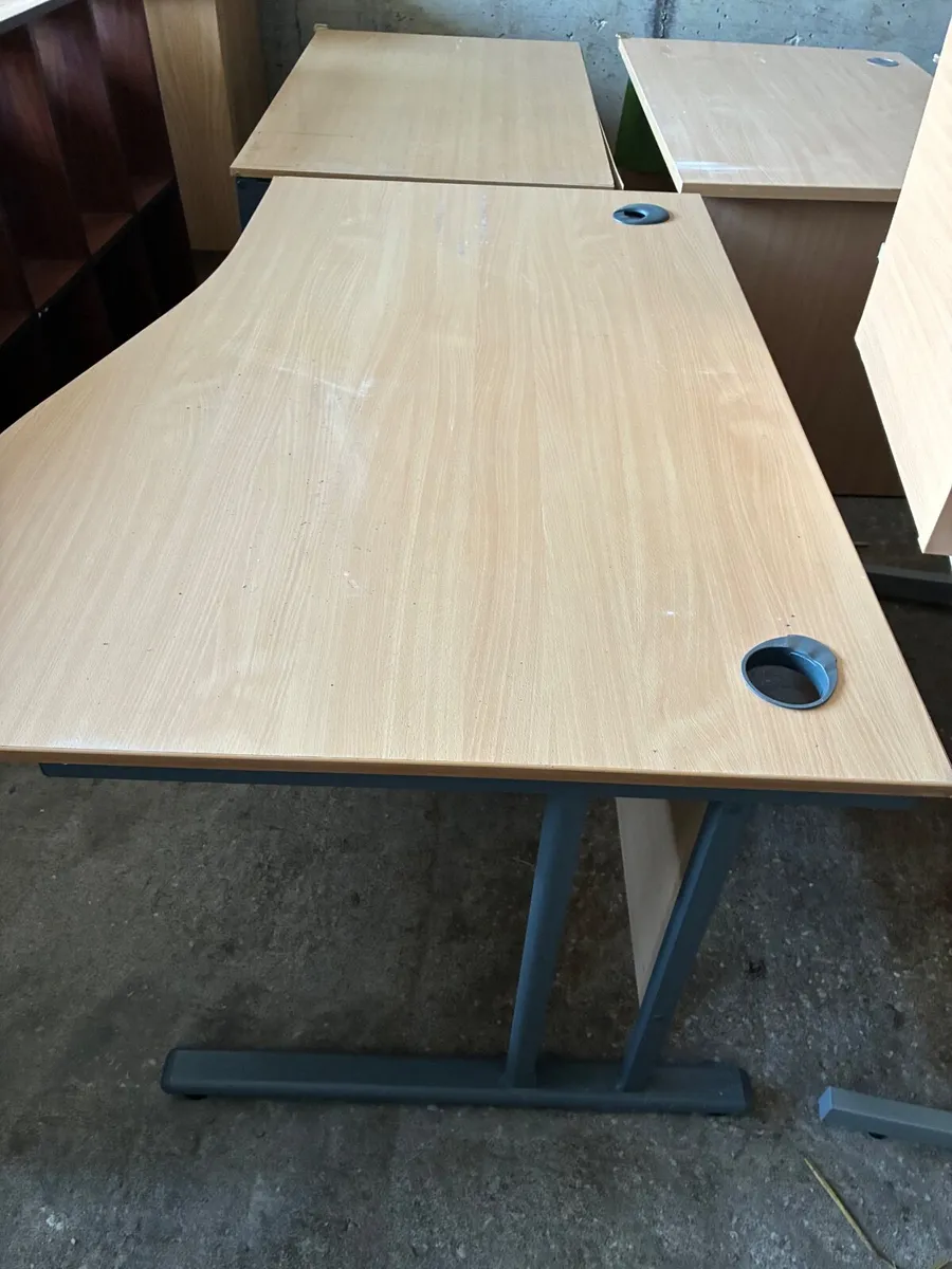 Office desk and chairs - Image 1