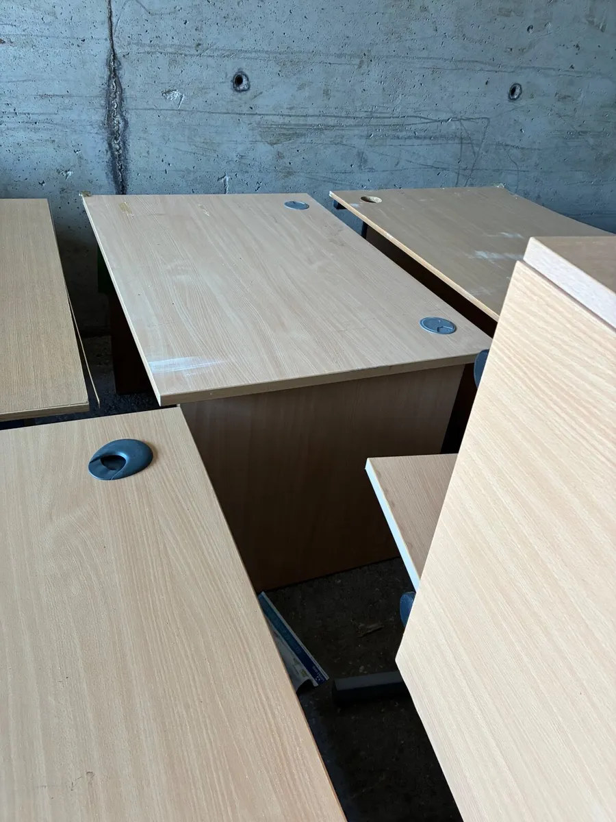 Office desk and chairs - Image 4