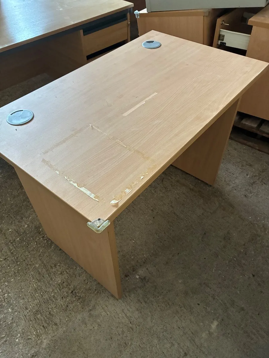 Office desk and chairs - Image 3