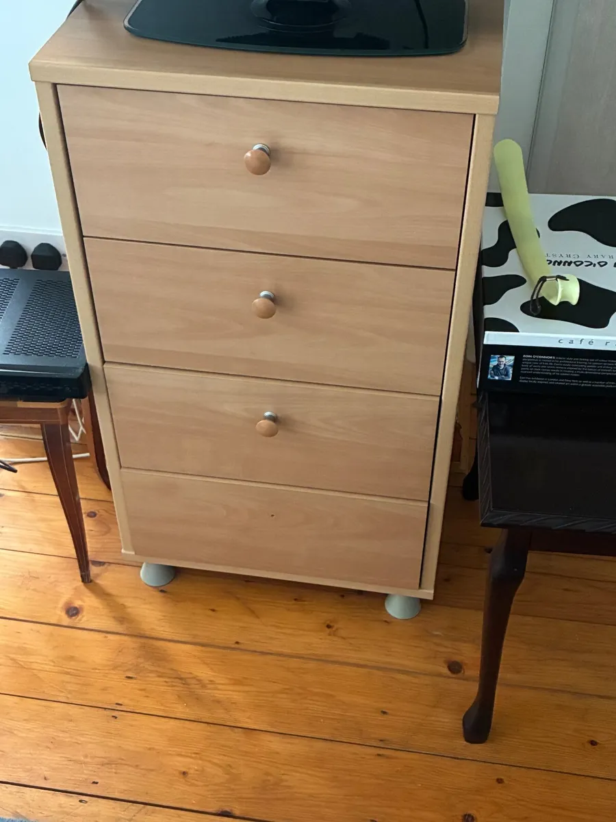 Four drawer chest of drawers - Image 1