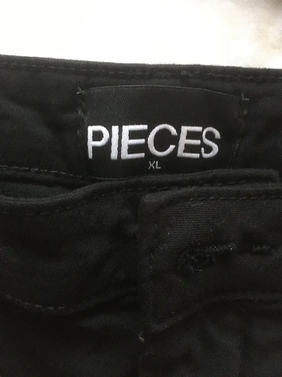 NEW Black Jeggings Jeans from the BRAND PIECES - Image 1