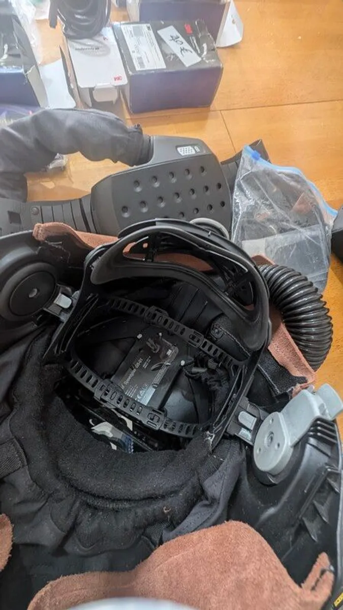 welding helmet - Image 1