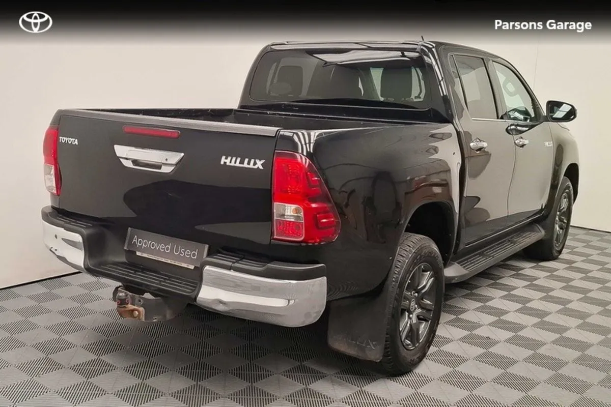 Toyota Hilux 2.8 D/CAB SR5 AUTO 2DR A 4DR - Image 2