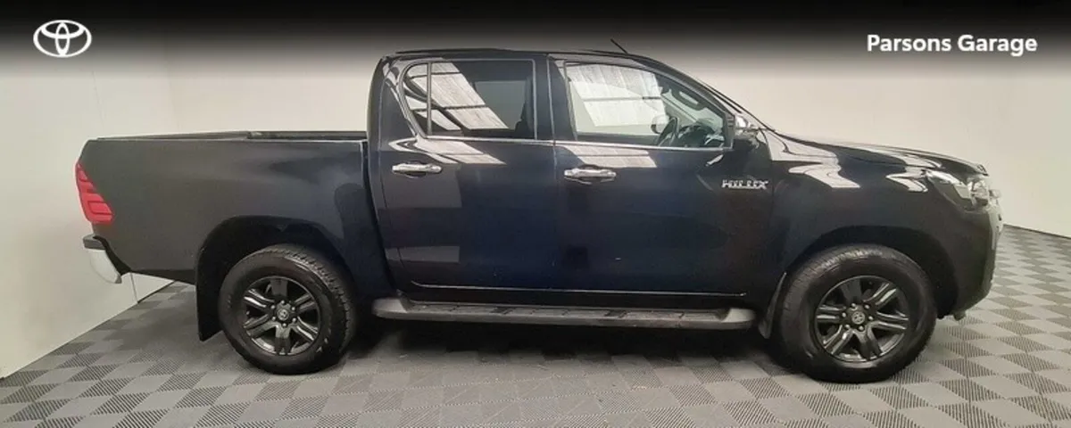 Toyota Hilux 2.8 D/CAB SR5 AUTO 2DR A 4DR - Image 3