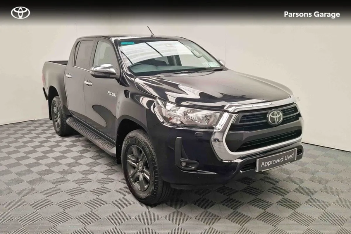 Toyota Hilux 2.8 D/CAB SR5 AUTO 2DR A 4DR - Image 1