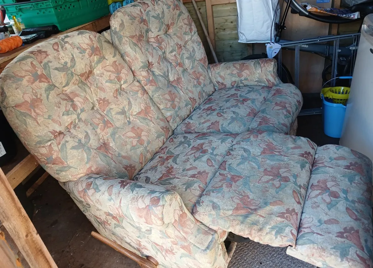 Recliner couch - Image 2