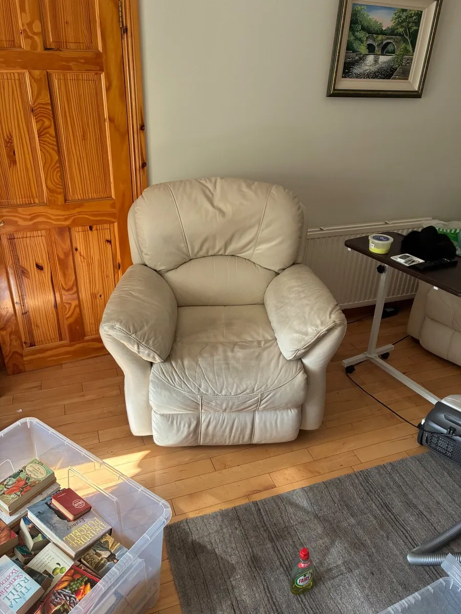 Cream electric rise and recline chair - Image 3