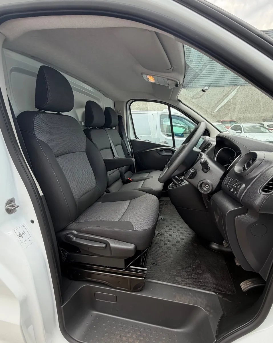 2021 Trafic LWB 70k KLM’s Reversing Camera - Image 4