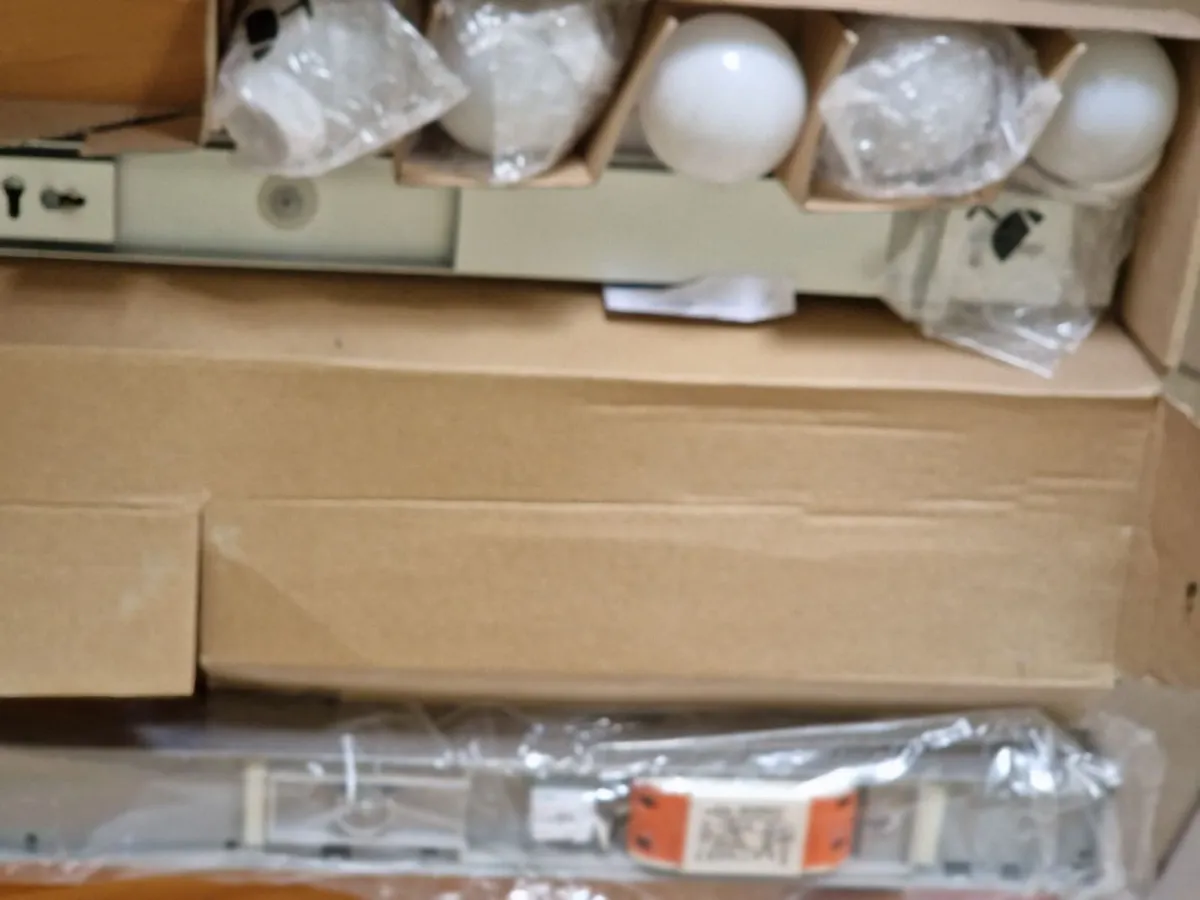 BRAND NEW IN BOX 5 Bulb Bar Light - Image 3
