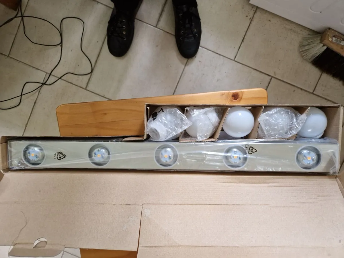 BRAND NEW IN BOX 5 Bulb Bar Light - Image 1