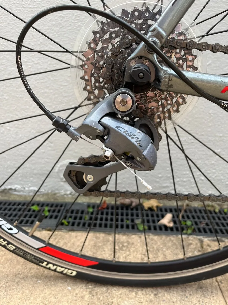 Giant Defy Road Bike - Image 2