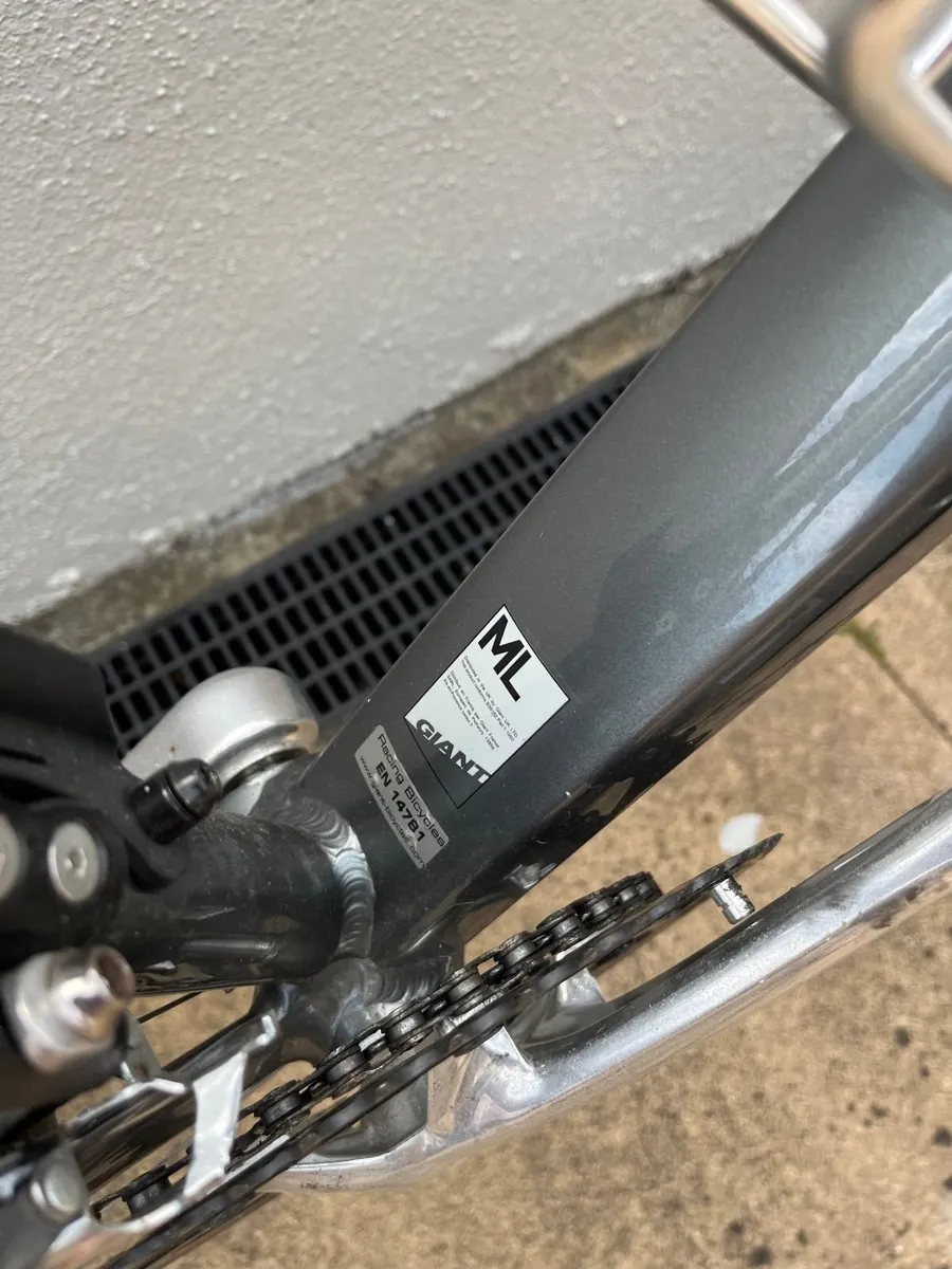 Giant Defy Road Bike - Image 3