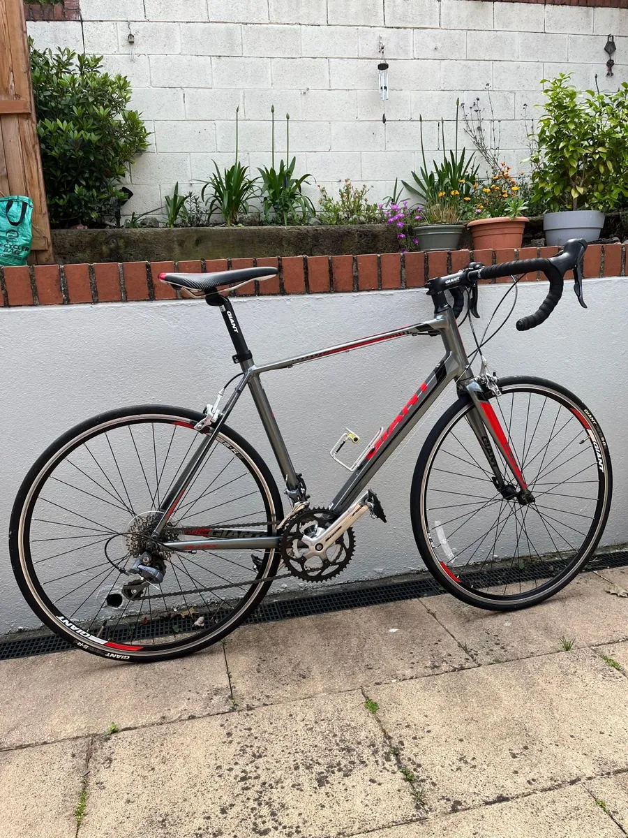 Giant Defy Road Bike - Image 1