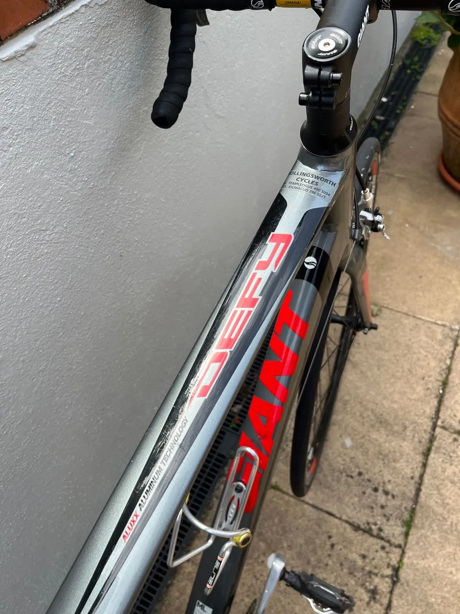 Giant Defy Road Bike - Image 4